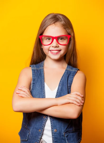 Belle jeune fille avec des lunettes rouges — Photo