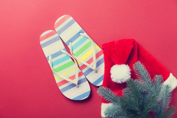 Slippers en Santas hoed — Stockfoto