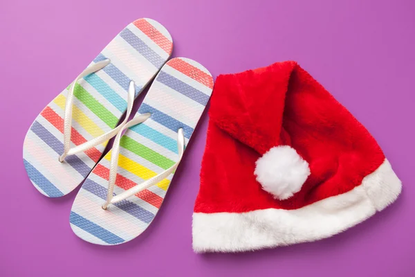 Santas hoed en flip-flops — Stockfoto