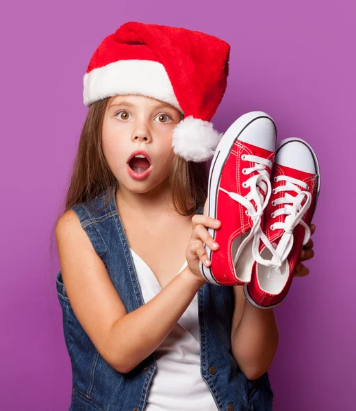 Menina em chapéu vermelho Santas com gumshoes — Fotografia de Stock