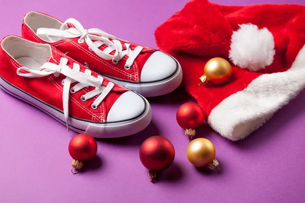 Gumshoes e cappello Babbo Natale — Foto Stock