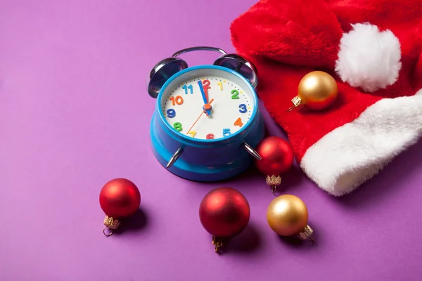 Christmas alarm clock and Santas hat — Stock Photo, Image