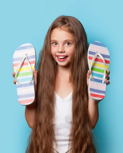 Joven chica sonriente con chanclas —  Fotos de Stock