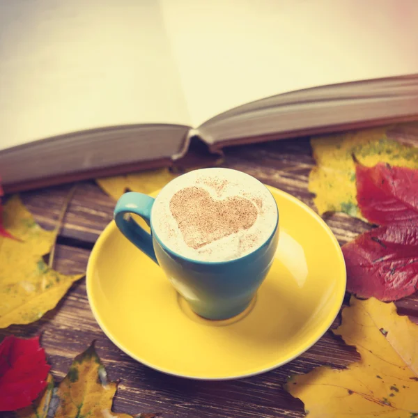 Foglie autunnali, libro e tazza di caffè — Foto Stock