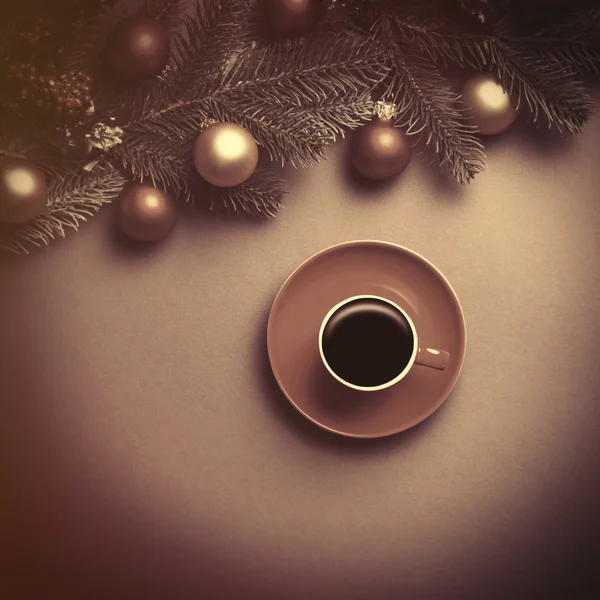 Café chaud et branche de pin avec jouets de Noël — Photo