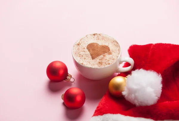Kopje koffie en Kerstmis speelgoed — Stockfoto