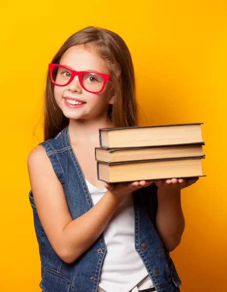 女孩在红色眼镜与书籍 — 图库照片