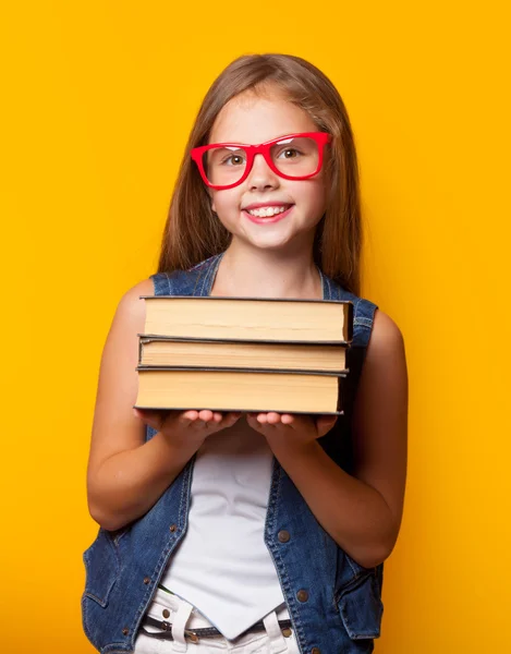 Mädchen mit roter Brille und Büchern — Stockfoto