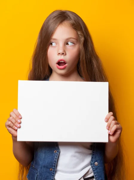 Menina bonita com placa branca — Fotografia de Stock