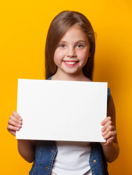 Schönes junges Mädchen mit weißem Brett — Stockfoto