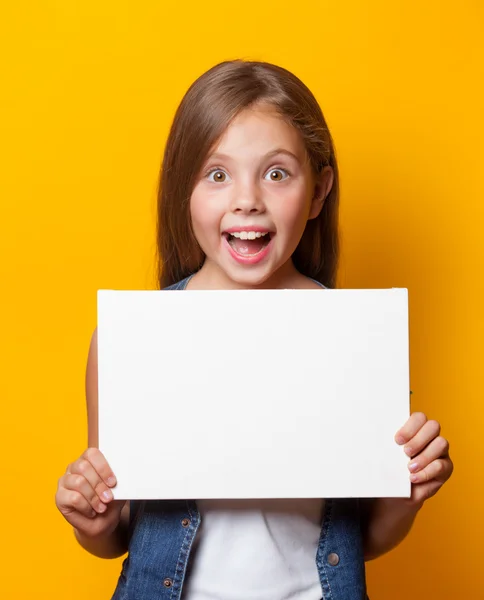 Krásná mladá dívka s bílou tabuli — Stock fotografie