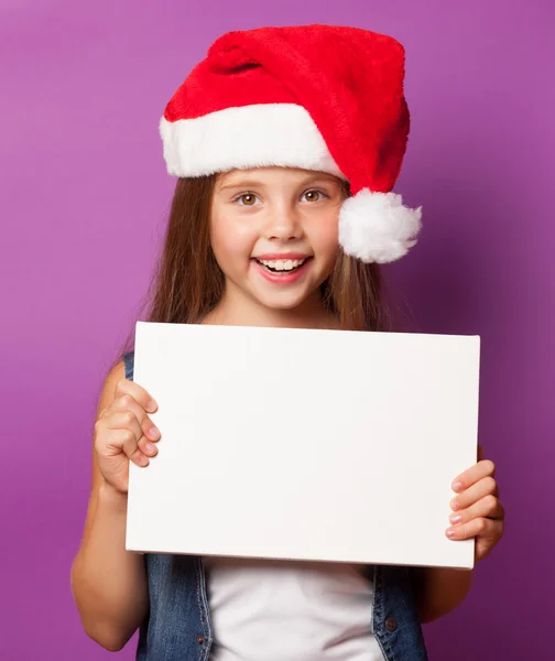 Menina em chapéu vermelho Santas com placa branca — Fotografia de Stock