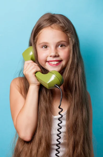 Νεαρός χαμογελαστό κορίτσι με πράσινο ακουστικό — Φωτογραφία Αρχείου