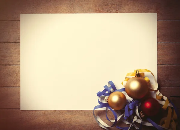Papaer branco e brinquedos de Natal com confete — Fotografia de Stock