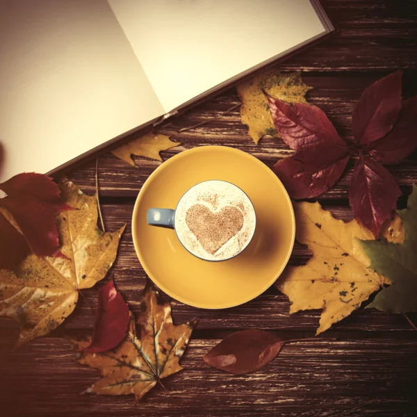 Herbstlaub, Buch und Kaffeetasse — Stockfoto