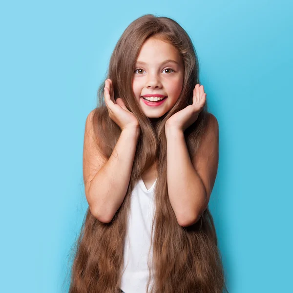 Jovem sorridente menina — Fotografia de Stock