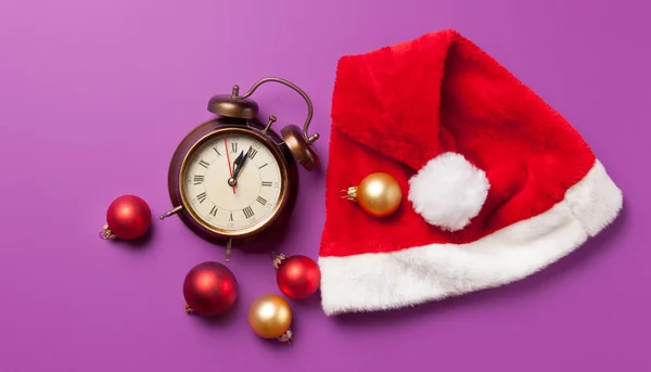 Alarm clock and Santas hat — Stock Photo, Image