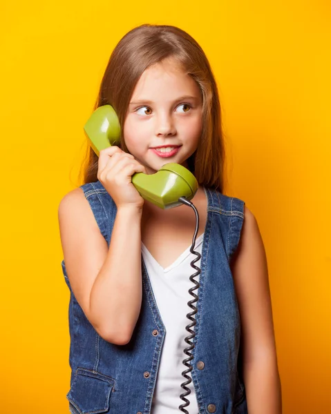 Молода здивована дівчина з зеленим телефоном — стокове фото