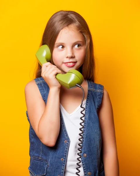 Young terkejut gadis dengan handset hijau — Stok Foto