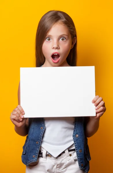 Belle jeune fille avec tableau blanc — Photo