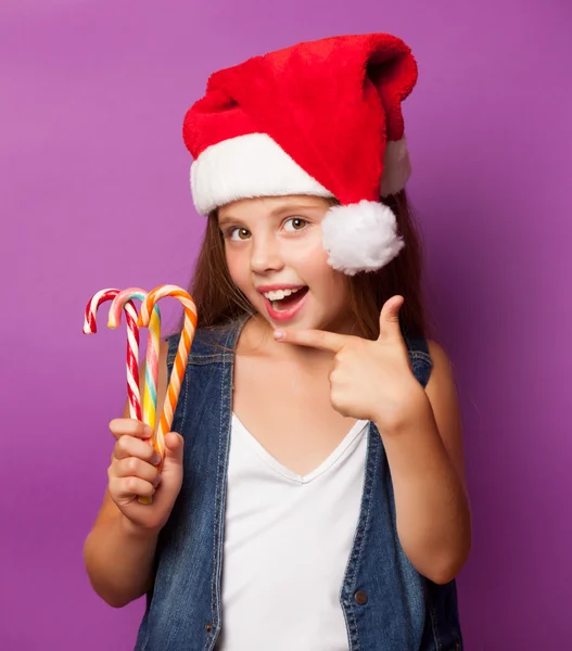 Menina em chapéu vermelho Santas com doces — Fotografia de Stock