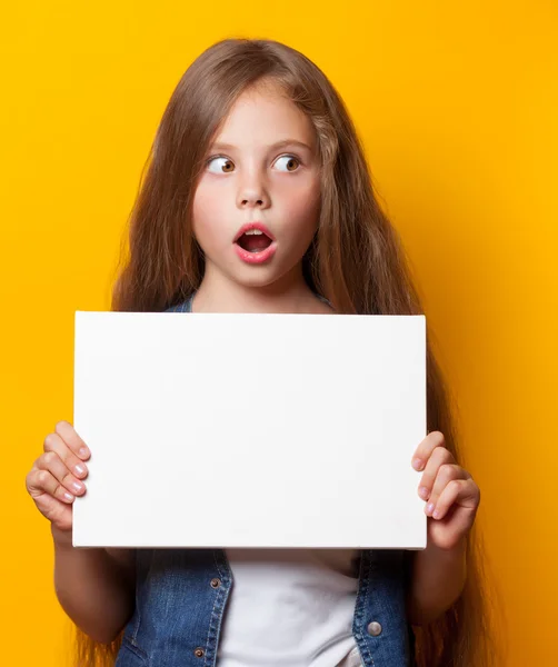 Menina bonita com placa branca — Fotografia de Stock