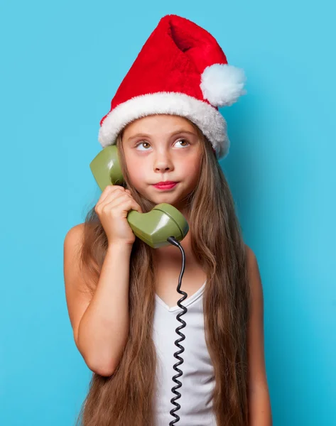 Dívka v klobouku Santas volání po telefonu — Stock fotografie