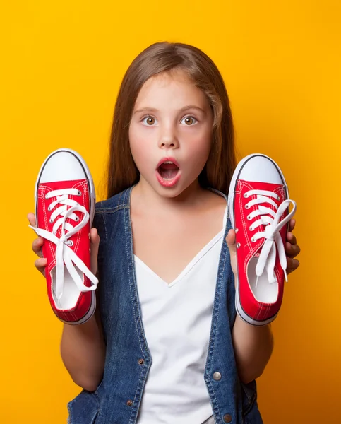 Joven chica sorprendida con zapatos de goma rojos — Foto de Stock