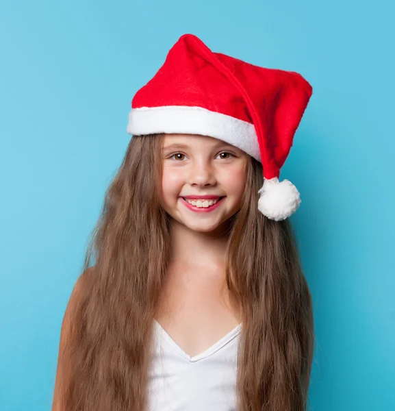 Jovem sorridente menina em chapéu Santas — Fotografia de Stock