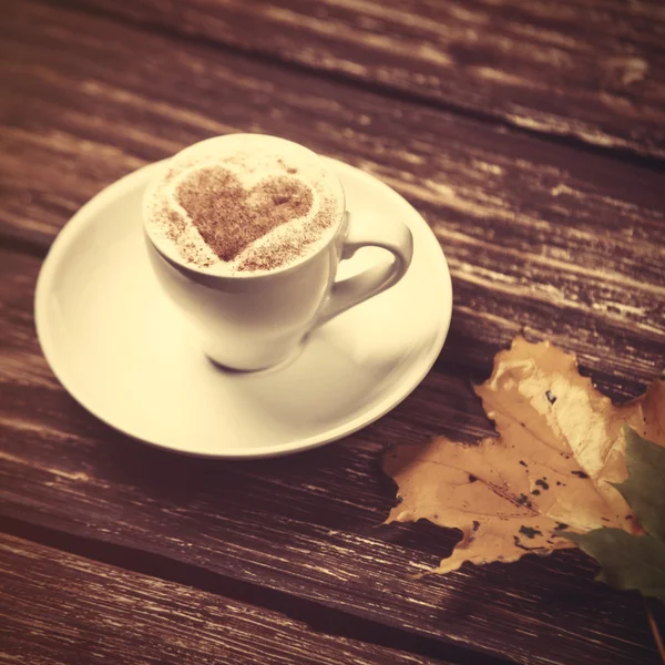 Sonbahar yaprakları ve kahve fincanı — Stok fotoğraf