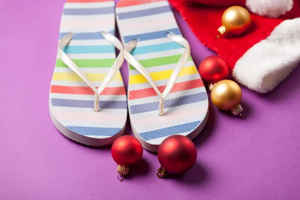 Santas hoed en flip-flops met ballen — Stockfoto