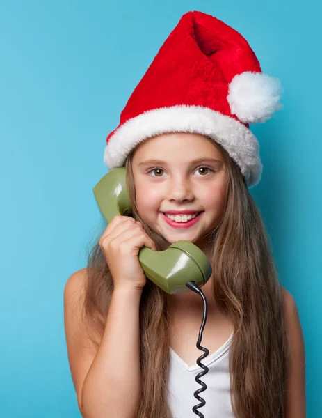 Menina em chapéu Santas chamando por telefone — Fotografia de Stock