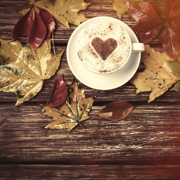 Sonbahar yaprakları ve kahve fincanı — Stok fotoğraf