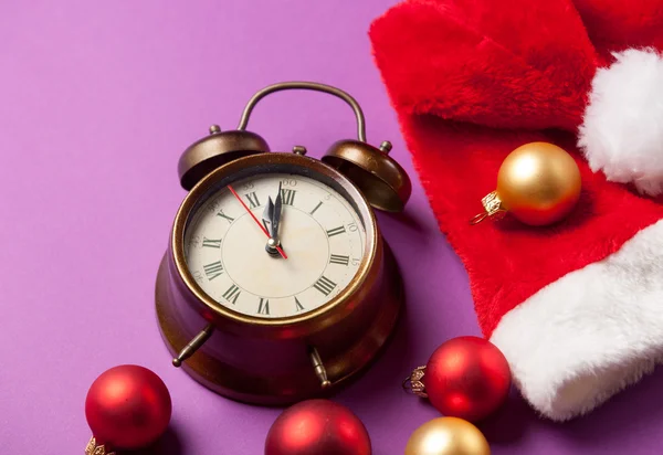 Reloj despertador y sombrero de Santas —  Fotos de Stock