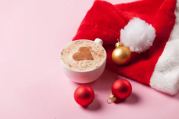 Kopje koffie en Kerstmis speelgoed — Stockfoto