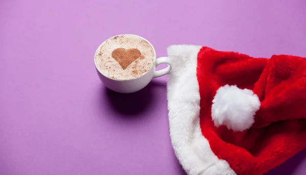 Filiżankę kawy i Boże Narodzenie kapelusz — Zdjęcie stockowe