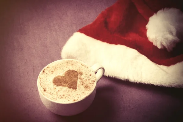 Kopje koffie en kerst hoed — Stockfoto