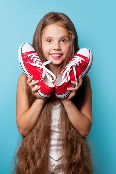 Νεαρός χαμογελαστό κορίτσι με κόκκινο γαλότσα — Φωτογραφία Αρχείου