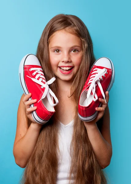 Menina sorridente nova com gumshoes vermelhos — Fotografia de Stock