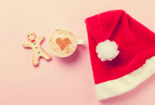 Tasse Kaffee mit Herzform und Lebkuchen — Stockfoto