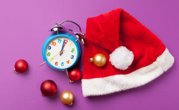 Relógio de alarme de Natal e chapéu Santas — Fotografia de Stock