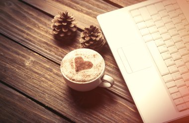 Fincan kahveyle ve dizüstü bilgisayar