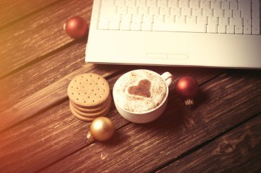 Fincan kahve ve dizüstü bilgisayar