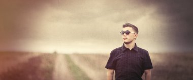 Kırsal açık güneş gözlüklü genç adam.