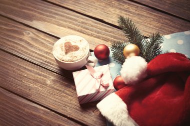 Noel kabarcıkları ile Kupası ve hediye kutusu