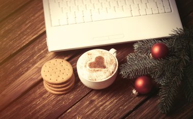 Kalp şeklinde bir fincan kahve.