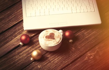 Fincan kahve ve dizüstü bilgisayar