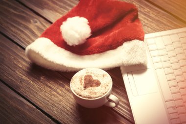 Beyaz dizüstü bilgisayar ve Noel babalar şapka 