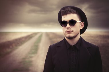 Stil genç adam güneş gözlüğü ve şapka 