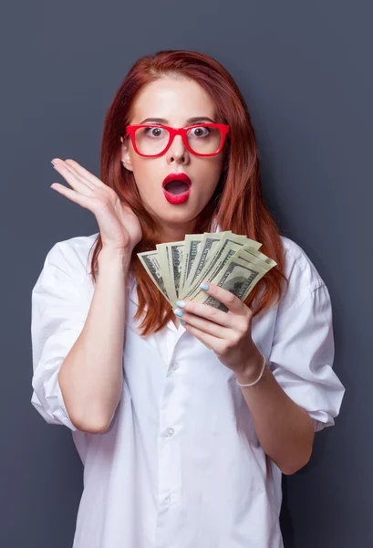 Retrato de una mujer de negocios con camisa blanca y dinero — Foto de Stock